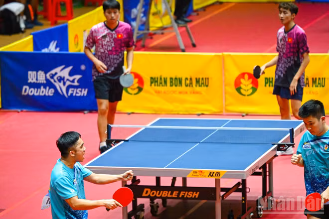 Đôi nam Đinh Anh Hoàng và Lê Đình Đức đoàn Công an Nhân dân thắng 3-2 Nguyễn Duy Phong và Đoàn Bá Tuấn Anh đoàn Hải Phòng. (Ảnh: BẢO LONG)