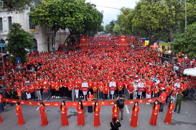 Đông đảo người dân tham gia chương trình Cùng Việt Nam tiến bước 2025 tại điểm cầu hồ Hoàn Kiếm.