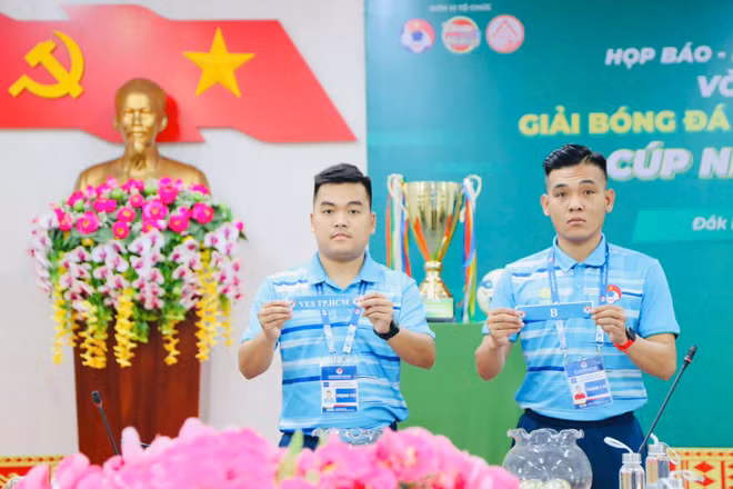 Ban Tổ chức tiến hành bốc thăm chia bảng cho các đội. 