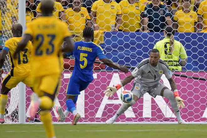 Thủ thành Eloy Room của Curacao thi đấu xuất sắc để cản phá nhiều pha dứt điểm. (Ảnh: FIFA)