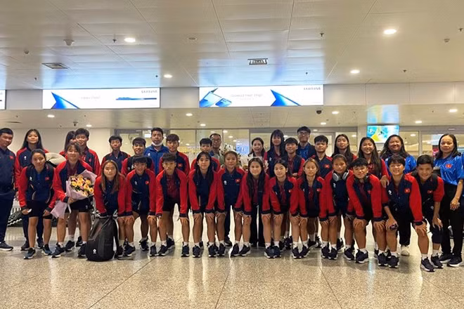 Các thành viên đội tuyển U16 nữ Việt Nam trở về nước sau giải đấu khu vực. (Ảnh: VFF)