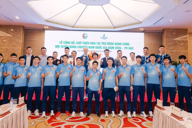 Các thành viên đội tuyển bóng chuyền nam Việt Nam cùng các đại biểu. 