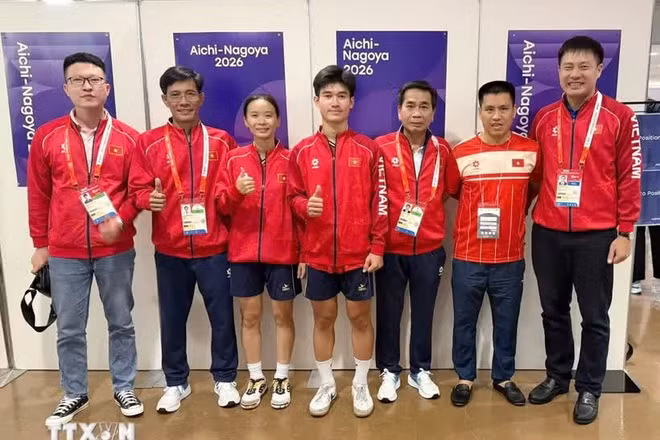 Cặp vận động viên môn Teqball Trịnh Gia Nghi và Nguyễn Hoàng Minh Tân (thứ 3, thứ 4 từ trái sang) cùng thành viên Ban huấn luyện sau khi giành Huy chương Đồng tại Asian Games 20. (Ảnh: TTXVN phát)