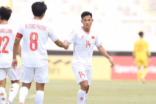 Quang Dũng (số 14) từng sát cánh cùng Công Phương tại Giải vô địch U19 Đông Nam Á 2024. (Ảnh: VFF)