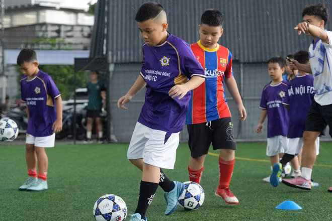 Các học viên được trải nghiệm giáo án chuyên môn của câu lạc bộ Hà Nội. 