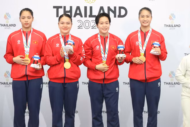 Nguyễn Thị Phương, Nguyễn Ngọc Trâm, Bùi Ngọc Nhi và Hoàng Thị Thu Uyên giành Huy chương Vàng môn karate nội dung kata đồng đội nữ.