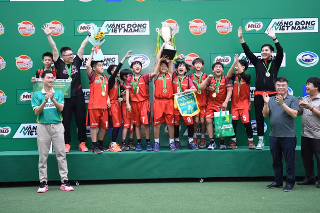 Vinschool Times City đăng quang ngôi vô địch đội nam. 