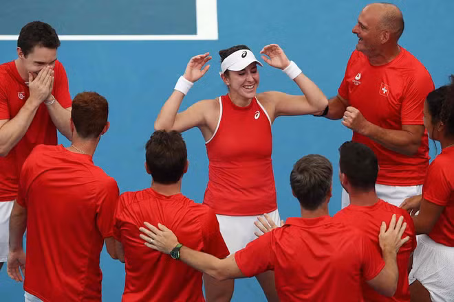 Tay vợt nữ Belinda Bencic ăn mừng cùng thành viên đội tuyển quần vợt Thụy Sĩ. (Ảnh: United Cup)