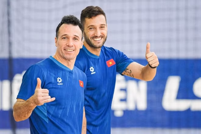 Huấn luyện viên Diego Giustozzi cùng cộng sự. (Ảnh: VFF)
