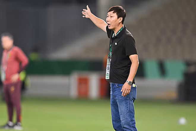 Huấn luyện viên Kim Sang Sik tại trận bán kết giữa U23 Việt Nam và U23 Trung Quốc, rạng sáng 21/1. (Ảnh: VFF)