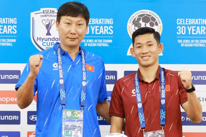 Huấn luyện viên Kim Sang Sik cùng tuyển thủ Nguyễn Hai Long tại buổi họp báo trước trận gặp Campuchia. (Ảnh: VFF)