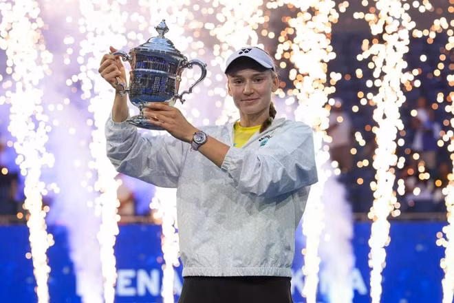 Elena Rybakina và chiếc cúp vô địch US Open 2026. (Ảnh: US Open)