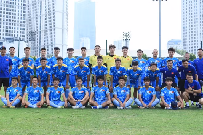 Các thành viên đội tuyển U19 Việt Nam cùng Ban huấn luyện. (Ảnh: VFF)