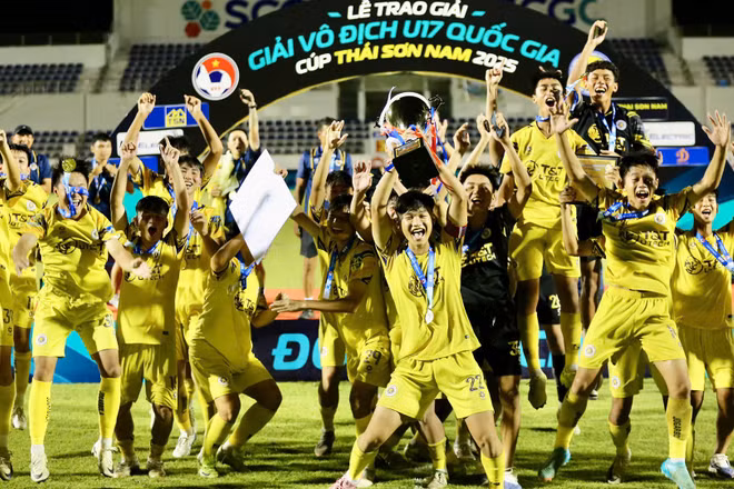 Các cầu thủ U17 Hà Nội ăn mừng cùng chiếc cúp vô địch. 