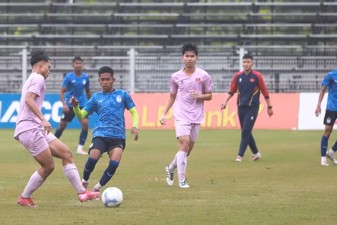 U17 Việt Nam thi đấu lấn lướt trước U17 Campuchia. (Ảnh: VFF)