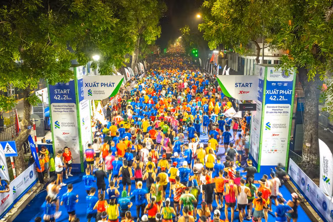 Giải chạy Standard Chartered Marathon Di sản Hà Nội 2024 diễn ra thành công với sự bảo đảm y tế cho các chân chạy. 