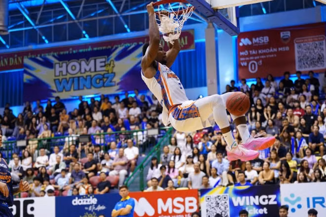 Hassan Thomas úp rổ ghi điểm cho Hanoi Buffaloes. (Ảnh: VBA)