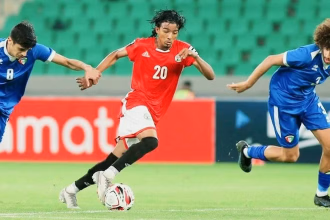 Tiền đạo Hamza Mahrous (áo đỏ) được đánh giá rất cao trong đội hình của U23 Yemen. 