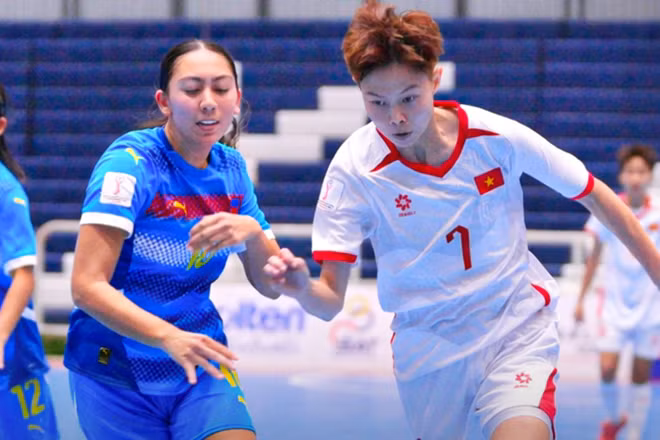 Đội tuyển futsal nữ Việt Nam (áo trắng) giành chiến thắng quan trọng ở vòng bảng. (Ảnh: VFF)