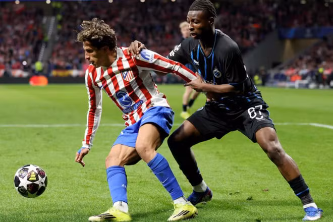 Giuliano Simeone vượt qua sự truy cản của hậu vệ Club Brugge. (Ảnh: UEFA)