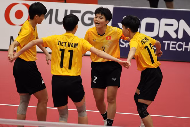 Đội tuyển cầu mây nam Việt Nam thi đấu sơ loại nội dung quadrant. (Ảnh: Bùi Lượng)