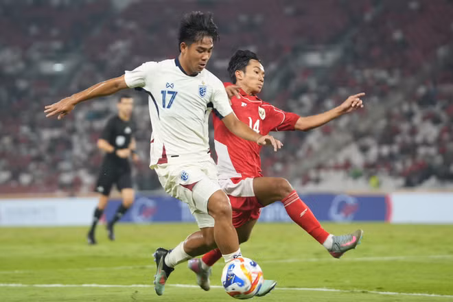 Chủ nhà U23 Indonesia (áo đỏ) tiến vào chung kết sau khi đánh bại U23 Thái Lan. (Ảnh: FAT)