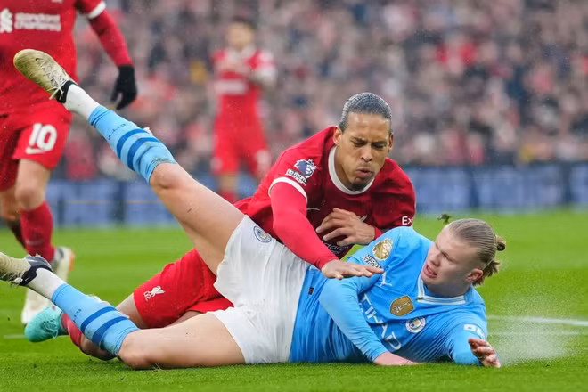 Haaland vẫn sẽ là mũi tấn công khiến Van Dijk phải dè chừng. (Ảnh: MCFC)