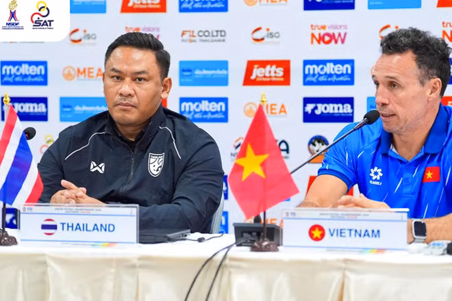 Huấn luyện viên Diego Giustozzi (phải) và ông Rakphol Sainetngam - huấn luyện viên đội tuyển futsal Thái Lan tại buổi họp báo. (Ảnh: FAT)