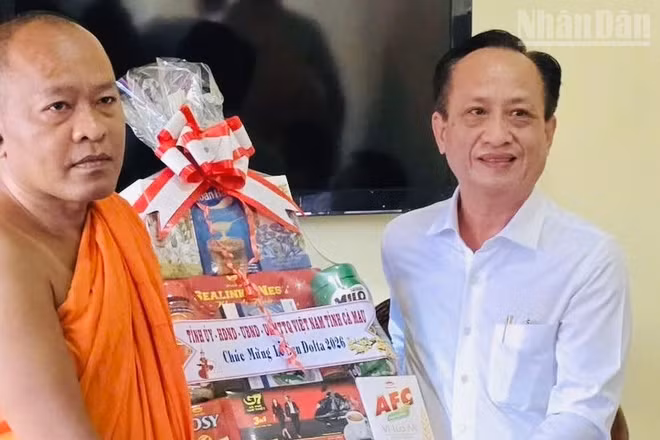 Đồng chí Phạm Văn Thiều, Phó Bí thư Tỉnh ủy, Chủ tịch Hội đồng nhân dân tỉnh Cà Mau đến thăm và trao quà chúc mừng Đại đức Thạch Thương, Trụ trì chùa Kim Cấu tại phường Vĩnh Trạch. (Ảnh: Phó Chủ tịch Ủy ban nhân dân phường Vĩnh Trạch Nguyễn Thị Xuân Quyên cung cấp)