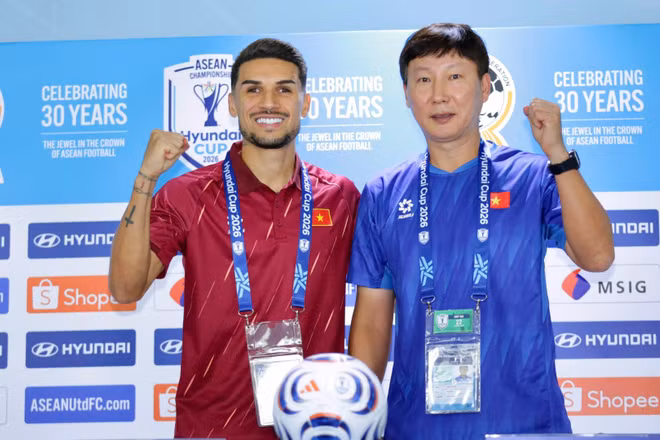 Huấn luyện viên Kim Sang Sik và tiền vệ Đỗ Hoàng Hên tại buổi họp báo trước trận chung kết lượt về. (Ảnh: VFF)