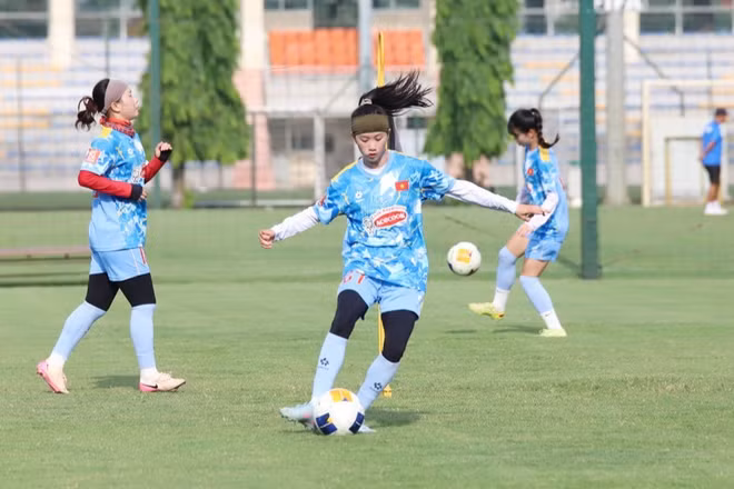 Hậu vệ Trần Thị Thu Phương nỗ lực tập luyện cùng các đồng đội. (Ảnh: VFF)
