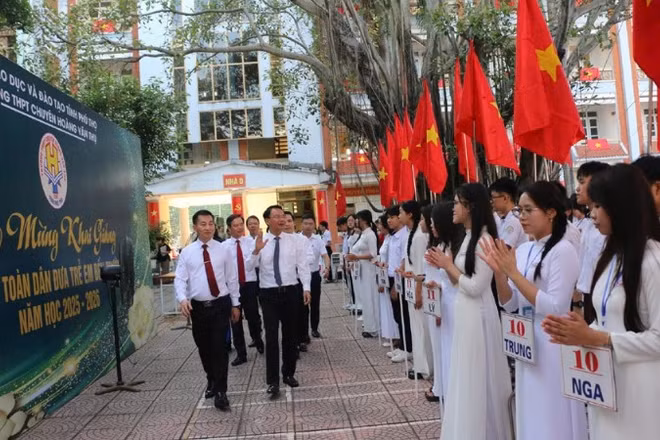 Bí thư Tỉnh ủy Phú Thọ Đặng Xuân Phong dự lễ khai giảng với thầy và trò Trường trung học phổ thông chuyên Hoàng Văn Thụ, phường Hòa Bình.