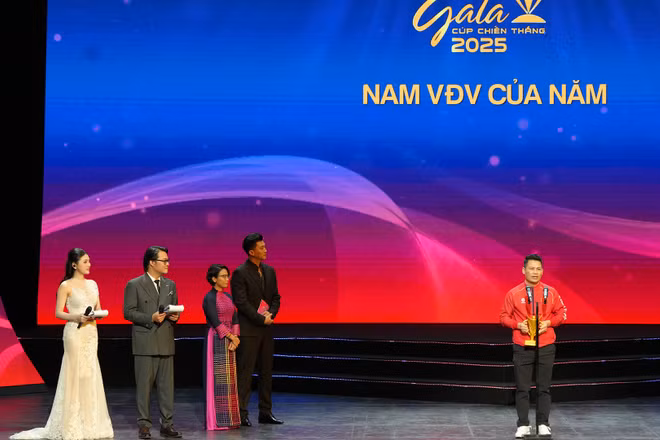 Xạ thủ Hà Minh Thành nhận danh hiệu "Nam vận động viên của năm".