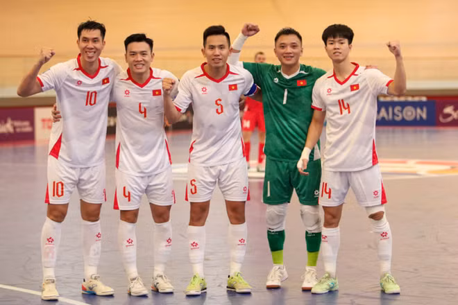 Các thành viên đội tuyển futsal Việt Nam ăn mừng bàn thắng vào lưới Liban. (Ảnh: VFF)