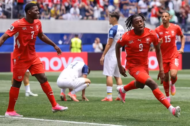 Cầu thủ trẻ Johan Manzambi vào sân và lập cú đúp bàn thắng. (Ảnh: FIFA)