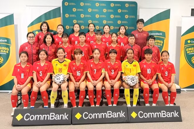 Ban huấn luyện cùng các tuyển thủ U15 nữ Việt Nam chụp lưu niệm trước thềm giải đấu.