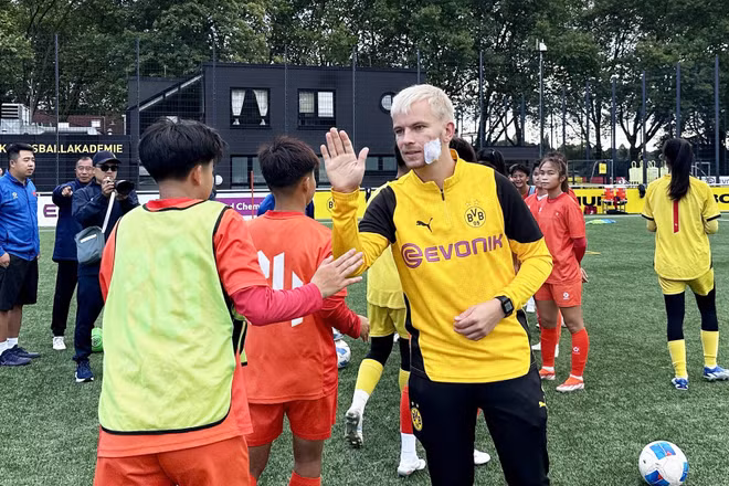 Huấn luyện viên trưởng U17 Borussia Dortmund - ông Dominik Lang cùng các tuyển thủ U17 nữ Việt Nam. (Ảnh: VFF)