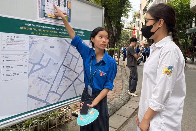 Sinh viên tình nguyện hướng dẫn thí sinh tìm đường đi, phòng thi.