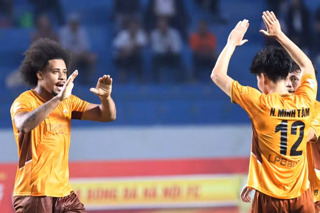 Các cầu thủ Hoàng Anh Gia Lai ăn mừng bàn thắng gỡ hòa. (Ảnh: VFF)