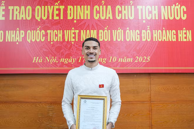 Cầu thủ Đỗ Hoàng Hên nhận quyết định nhập quốc tịch Việt Nam. 