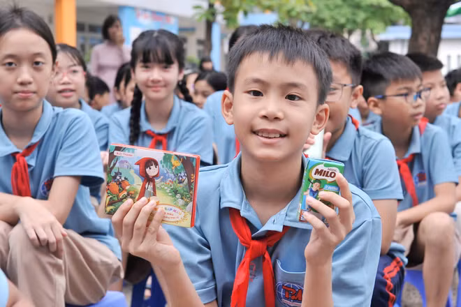 Các em học sinh Trường tiểu học Phương Mai thích thú với cuộc thi “Lối sống xanh - Đại sứ năng động bảo vệ môi trường”. 