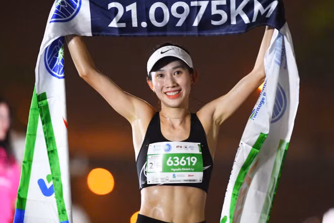 Vận động viên Nguyễn Khánh Ly giành vị trí Nhất nữ cự ly 21km. 
