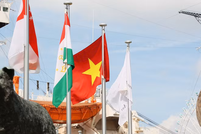 Quốc kỳ Việt Nam tung bay tại Asian Games 2026. (Ảnh: QUÝ LƯỢNG)