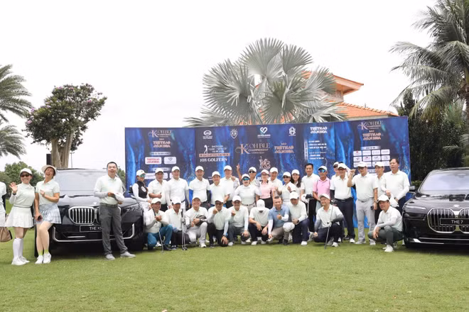 Ban tổ chức và các golfer tại Lễ khai mạc giải đấu. 