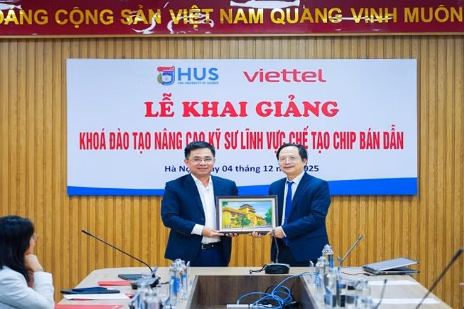 Tập đoàn Viettel phối hợp Trường đại học Khoa học Tự nhiên đào tạo kỹ sư chế tạo chip bán dẫn.