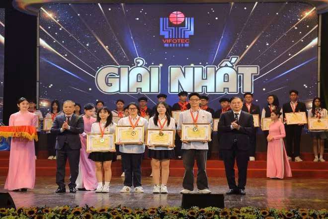 Ban Tổ chức trao giải Nhất cho các tác giả đoạt giải.