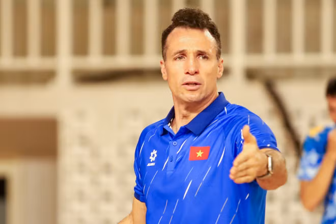 Huấn luyện viên Diego Giustozzi hài lòng về tinh thần thi đấu và nền tảng chuyên môn của tuyển futsal Việt Nam. (Ảnh: VFF)