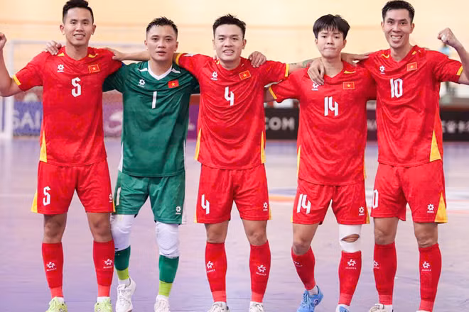 Các tuyển thủ futsal Việt Nam ăn mừng sau màn lội ngược dòng hấp dẫn. (Ảnh: VFF)