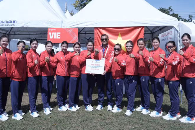 Các tay chèo Việt Nam giành Huy chương Vàng đua thuyền 10 nữ 500m. 