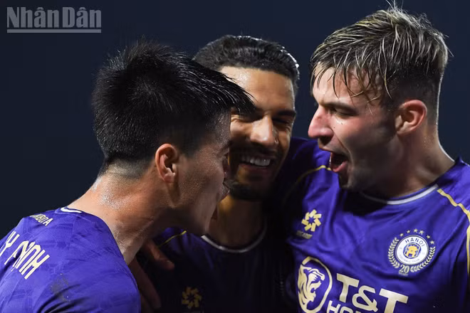 Các cầu thủ Hà Nội ăn mừng bàn thắng. (Ảnh: TRẦN HẢI)